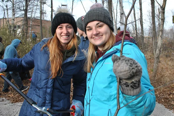 Students Train and Remove Buckthorn in Miller Creek to Reduce Invasive Species on LSC Campus